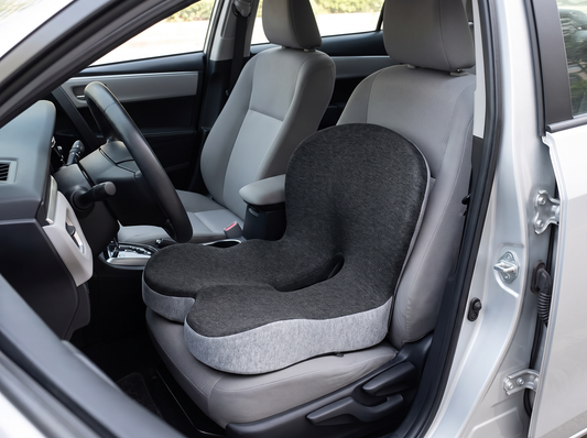 Cojín lumbar ergonómico puesto en el asiento del conductor