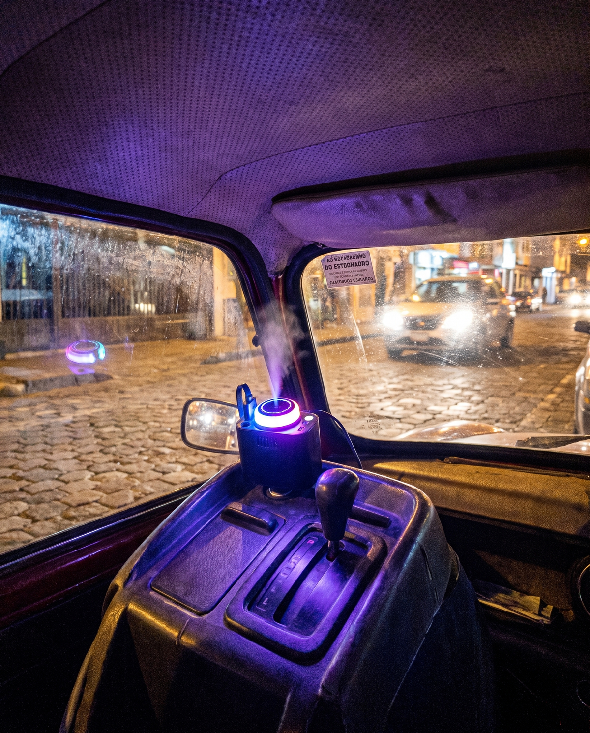 Cargador encendido de noche con luz ambiental en un carro común