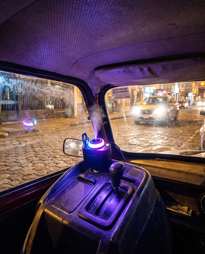 Cargador encendido de noche con luz ambiental en un carro común