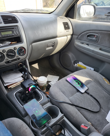 Celular cargando con el cable retráctil en un carro común