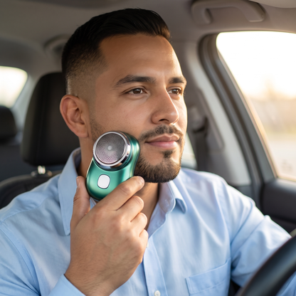 Hombre pasando la Mini Shaver por la mejilla dentro de su carro